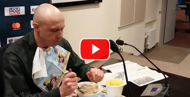 VIDEO: Bieloruský hokejový novinár musel zjesť polievku z novín, v ktorých bol jeho článok