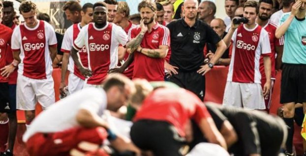 Stredopoliar Ajaxu Amsterdam skolaboval počas prípravného zápasu