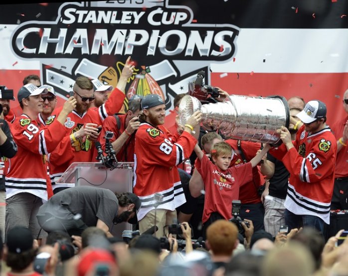 hokejisti Chicaga Blackhawks oslavujú zisk Stanley Cupu v roku 2015
