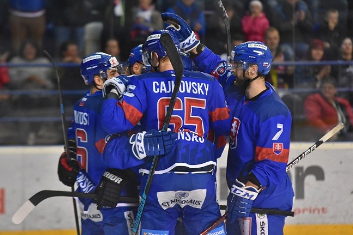 Slovenskí hokejisti sa tešia z gólu do siete Veľkej Británie