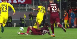 VIDEO: Hráč Metzu perfektným sklzom odzbrojil Mbappého od lopty. Namiesto potlesku sa dočkal červenej karty