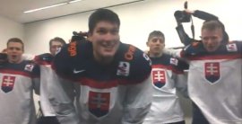 VIDEO: Explózia radosti Slovákov v šatni po výhre nad USA. "Jeden z najlepších pokrikov, aké sme kedy počuli," píše IIHF