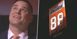 VIDEO: Pod strop arény Philadelphie Flyers vyvesili legendárne číslo Erica Lindrosa #88