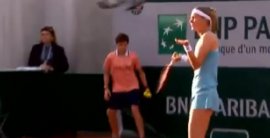 VIDEO: Českú tenistku na Roland Garros obral o fiftín nálet holubov