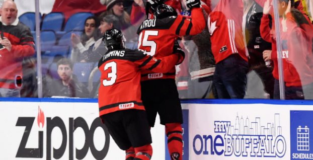 Kanadskí hokejisti do 20 rokov oslavujú gól