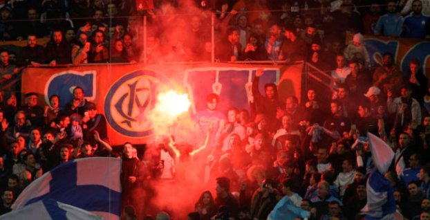 Fanúšikovia Marseille a svetlice