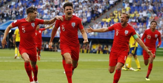 Harry Maguire so spoluhráčmi oslavuje gól Anglicka
