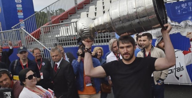 Alexander Ovečkin ukázal ruským fanúšikom Stanley Cup