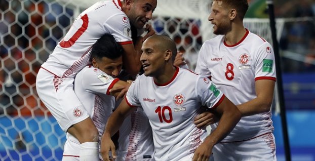 Wahbi Khazri (10) so spoluhráčmi oslavuje gól Tuniska proti Paname