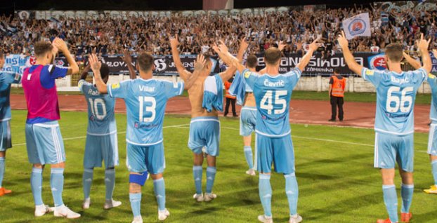 Hráči ŠK Slovan ďakujú fanúšikom