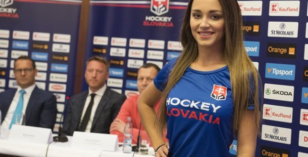 Reklamné oblečenie Slovenského zväzu ľadového hokeja (SZĽH) počas slávnostného predstavenia nového loga zväzu a reprezentačných dresov v Bratislave