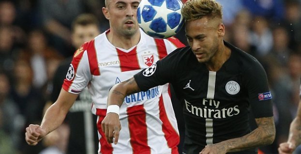Neymar a Nenad Krstičič v súboji o loptu