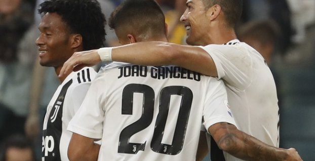 Cristiano Ronaldo so spoluhráčmi oslavuje svoj gól