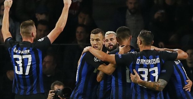 Milan Škriniar (37) so spoluhráčmi oslavuje gól milánskeho Interu