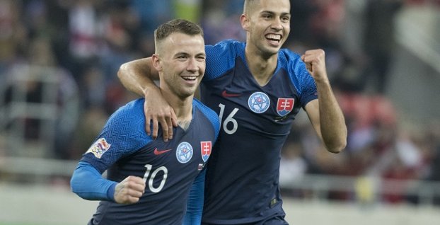 Albert Rusnák a David Hancko oslavujú gól Slovenska