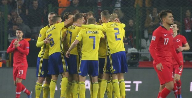 Švédi oslavujú gól Andreasa Granqvista