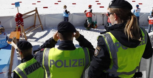 Rakúski policajti počas razie v Seefelde