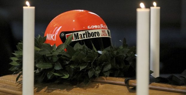 Helma Nikiho Laudu pri poslednej rozlúčke