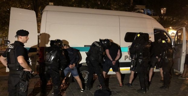 Polícia zatýka výtržníkov v Starom Meste