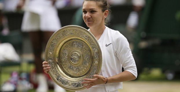 Simona Halepová s trofejou