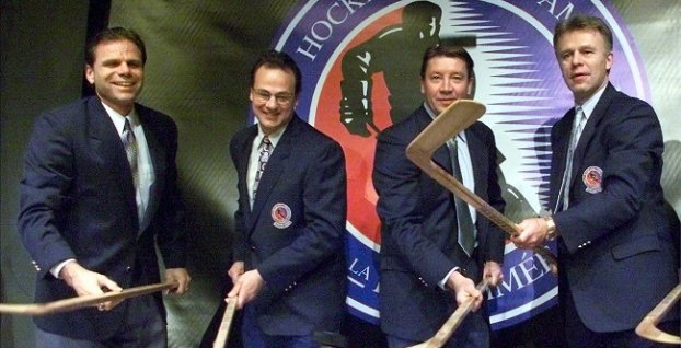Dale Hawerchuk (druhý zľava) v novembri 2001