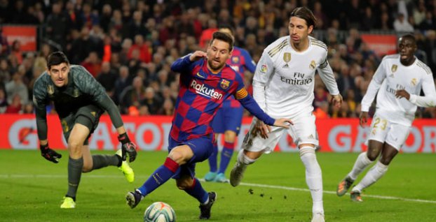 Lionel Messi (v strede), Courtois (vľavo), Sergio Ramos (vpravo)