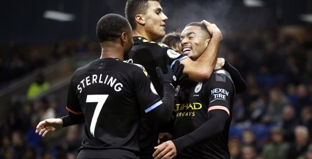 Raheem Sterling a Gabriel Jesus oslavujú gól Manchestru City