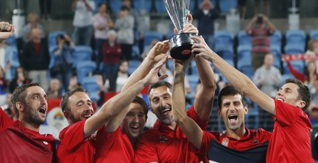 Srbsko s víťaznou trofejou