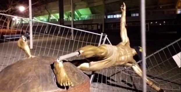 Rozpadnutá socha Ibrahimoviča 