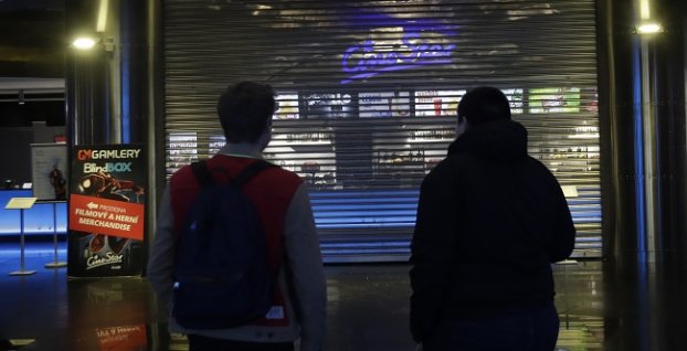 Ľudia v Česku stoja pred zatvoreným kinom