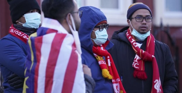 Fanúšikovia s ochrannými rúškami na tvárach pred odvetou FC Liverpool - Atlético Madrid