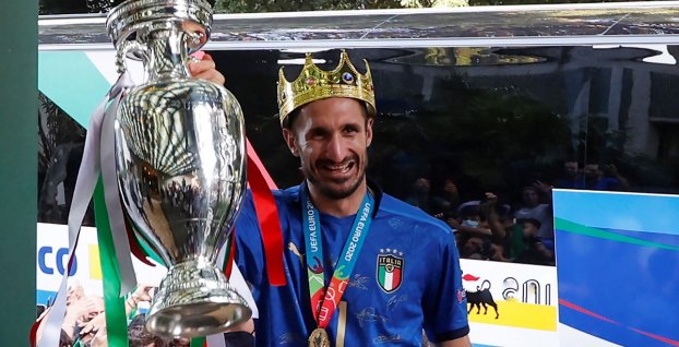 Giorgio Chiellini s korunou na hlave drží trofej pre majstrov Európy