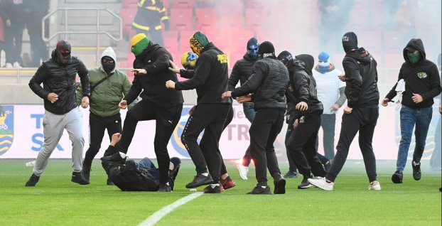 Bitka medzi fanúšikmi Slovana a Spartaka