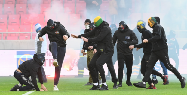 Výtržnosti fanúšikov na štadióne Spartak Trnava