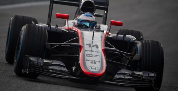 F1: Alonso mal počas testovania v Barcelone nehodu, je pri vedomí