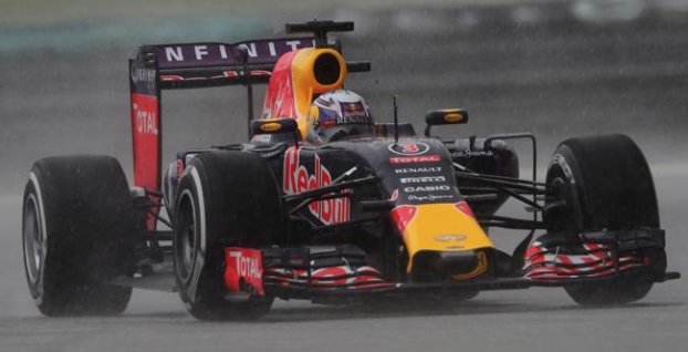 F1: Red Bull pohrozil odchodom z F1, ak Renault nezlepší motory