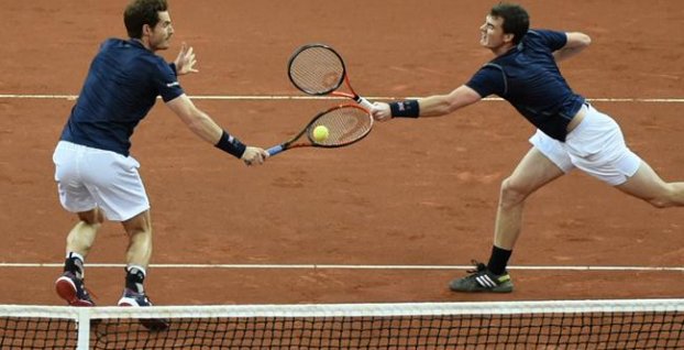Davis Cup: Bratia Murrayovci zvládli štvorhru, Briti vedú vo finále 2:1