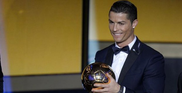 Cristiano Ronaldo so Zlatou loptou - archívne foto