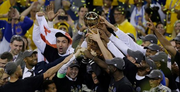 VIDEO: Golden State s piatym titulom NBA. Curry upozorňuje, že je to len začiatok
