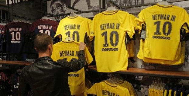 VIDEO+FOTO: Neymar spôsobil v Paríži šialenstvo. Pred obchodom na kúpu jeho dresu čakali stovky fanúšikov