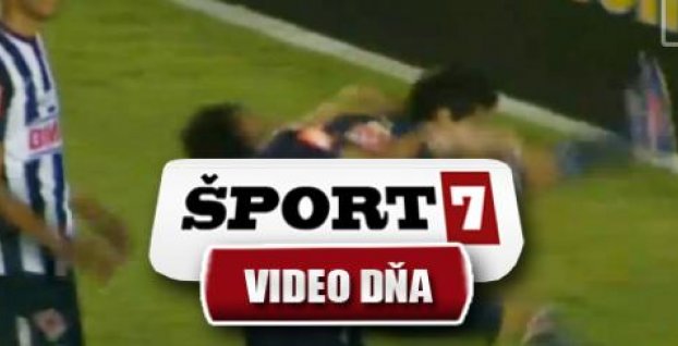 VIDEO DŇA: Akrobatická oslava gólu okolo tela spoluhráča