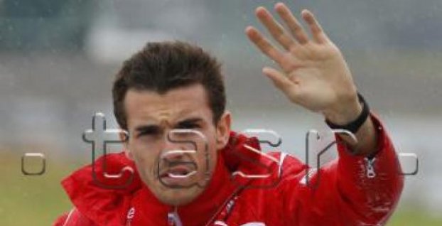 F1: Bianchi si pri nehode poranil hlavu, v kritickom stave ho operujú