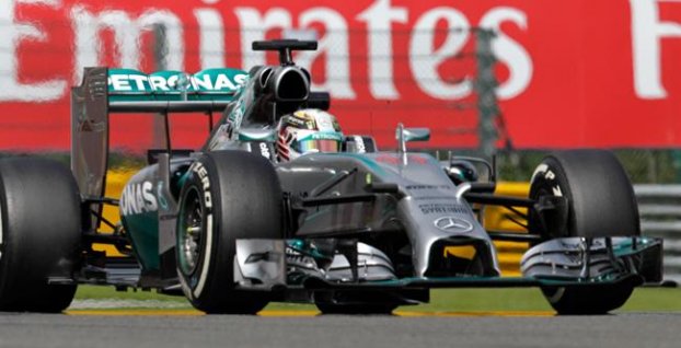 F1: Piaty triumf Hamiltona v rade, pred Rosbergom vedie už o 24 bodov