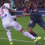 VIDEO: Neymar to v Ligue 1 nemá také ľahké. Brazílčan napriek technickým parádičkám stroskotal na obrancovi Lyonu