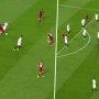 VIDEO: Salah po nepresnej prihrávke vybojoval loptu späť a skóroval 