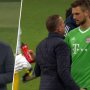 VIDEO: Športový riaditeľ Lipska vyštartoval počas polčasu za rozhodcom s mobilom v ruke. Hráči Bayernu mu v tom bránili