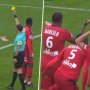 VIDEO: Kuriózna červená karta pre Marcela z Lyonu. Nad verdiktom rozhodcu všetci krútili hlavou