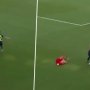 VIDEO: Nekompromisný Škriniar bojuje o loptu ako lev. Slovák poslal súpera k zemi parádnym "bodyčkom"