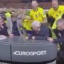 VIDEO: Švédski futbalisti v ošiali prepadli komentátorov a zbúrali štúdio Eurosportu