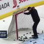 VIDEO: Vtipná súťaž údržbárov Vancouveru Canucks. Pracovníci Nucks sa počas prestávok nenudia!